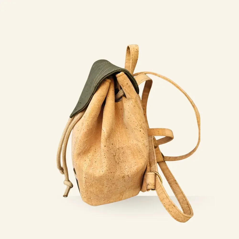 Rugtas naturel met groen bladmotief zijkant.webp