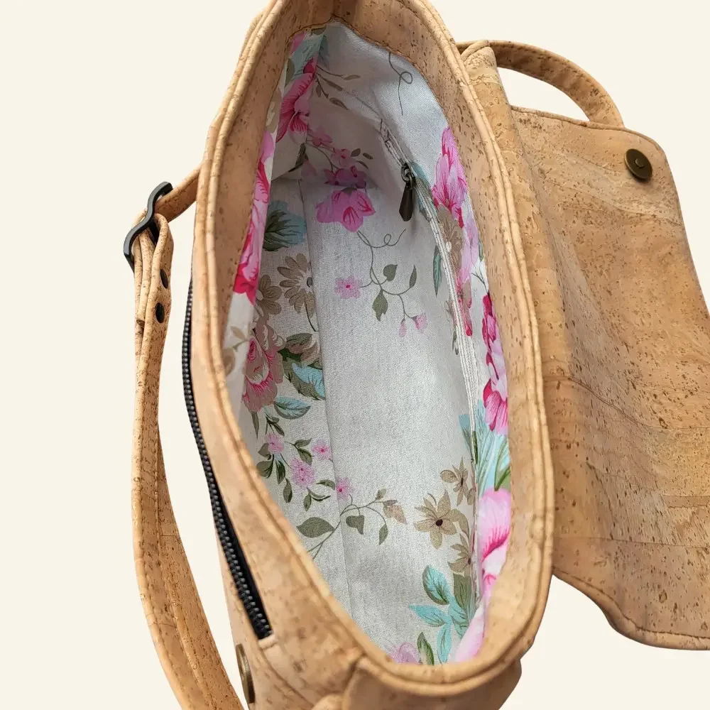 crossbody tas naturel met rood kurk binnenkant.webp