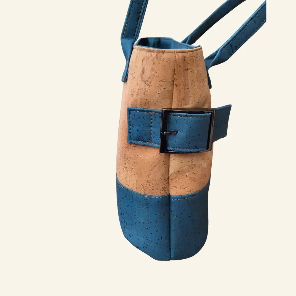 handtas naturel met blauw kurk detail gesp.webp