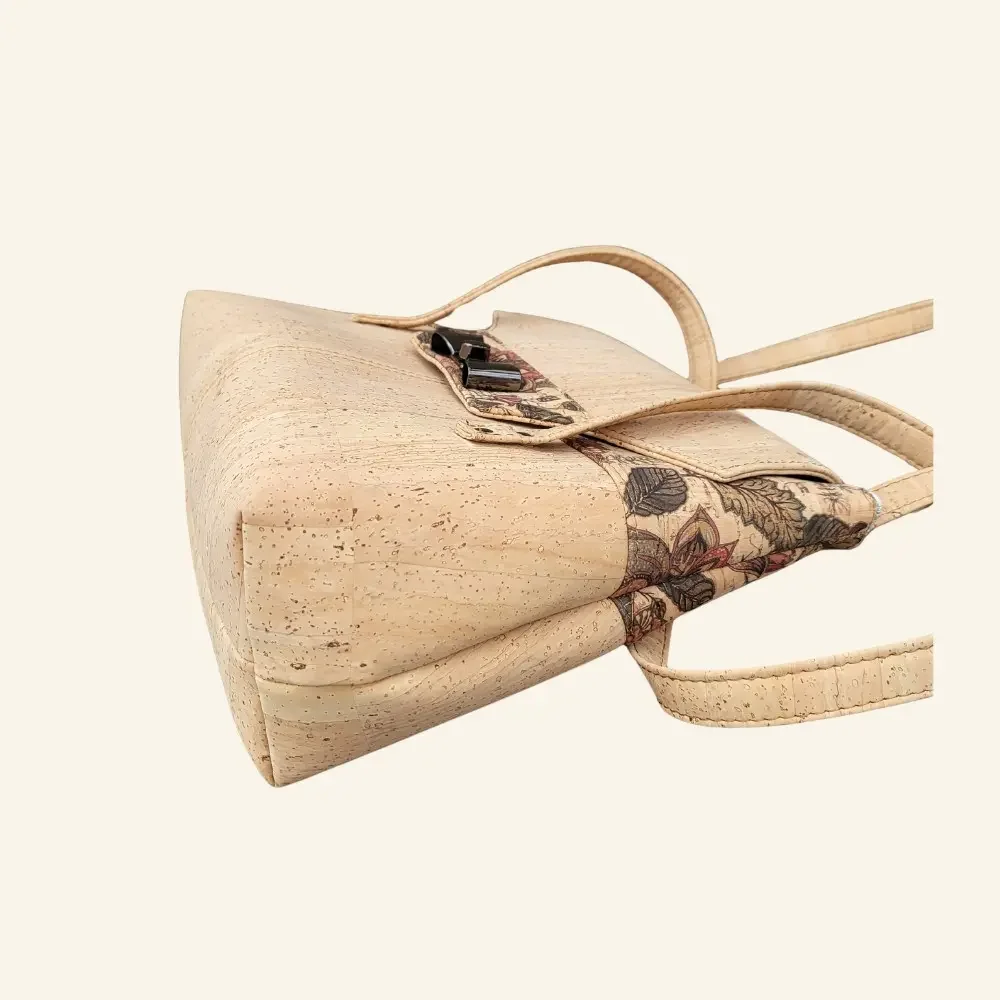 schoudertas kurk naturel met botanische bloemen zijkant.webp