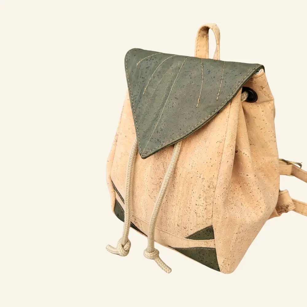 Rugtas naturel met groen bladmotief overzicht.webp