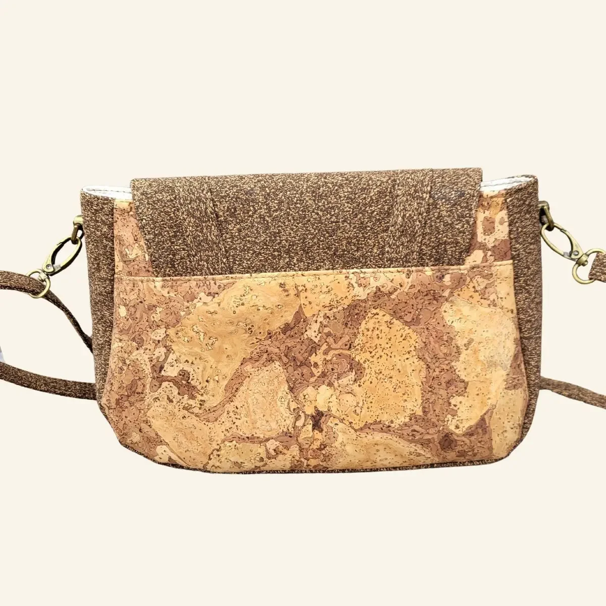 Stijlvolle Bruine Schoudertas van Duurzaam Kurk achterkant.webp