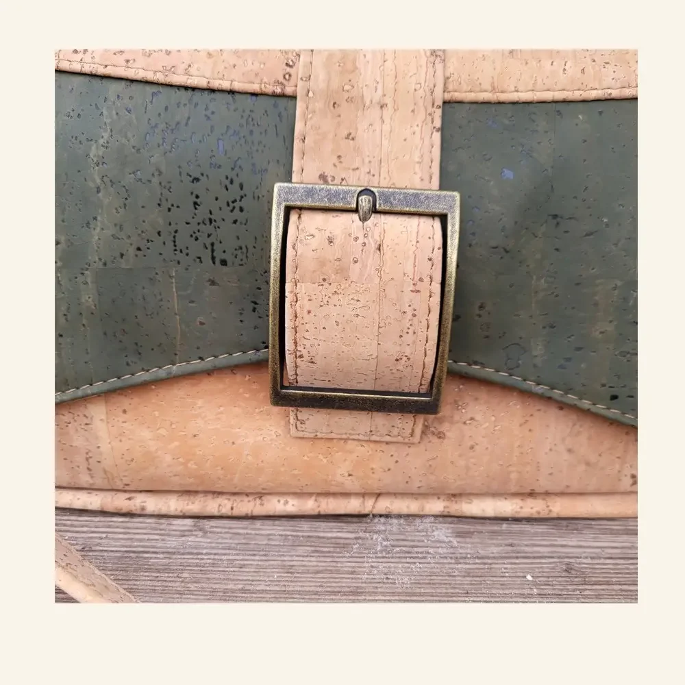 crossbody tas naturel met groen kurk detail gesp.webp