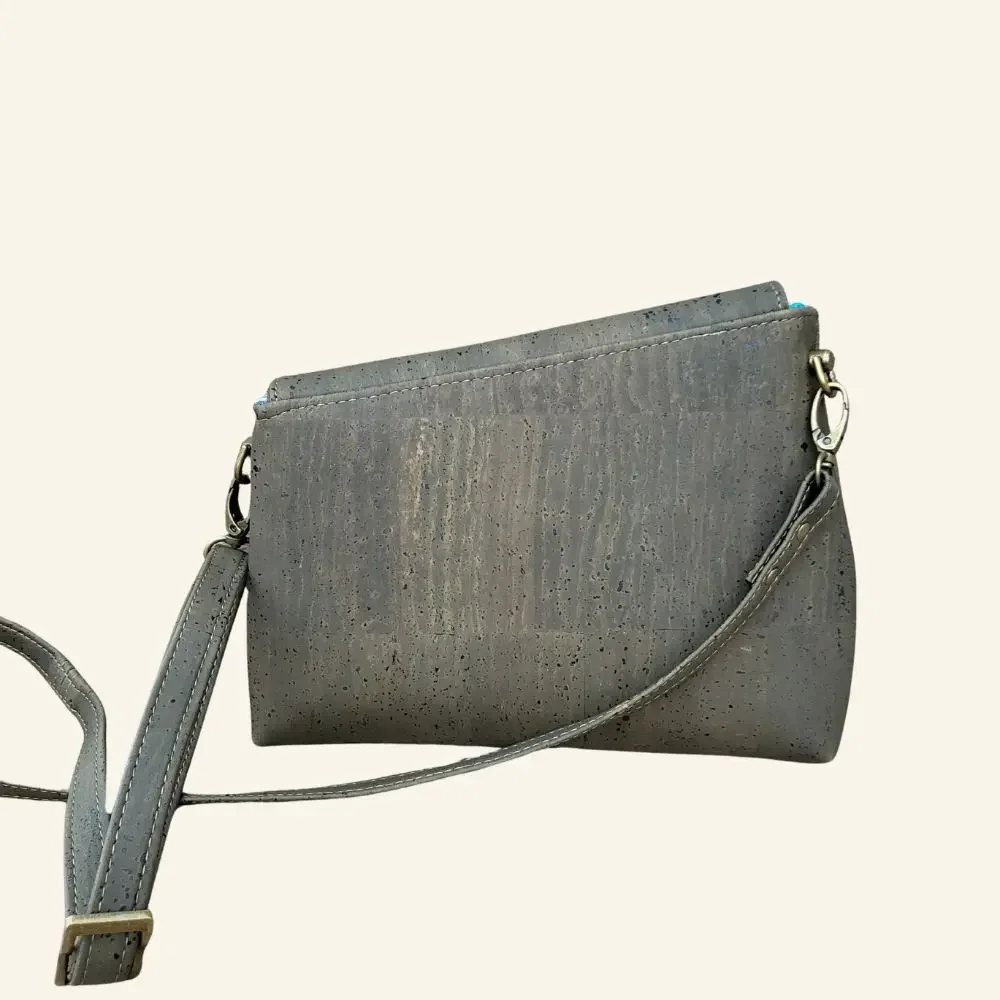 Klein schoudertasje groen kurk met klep achterkant.webp