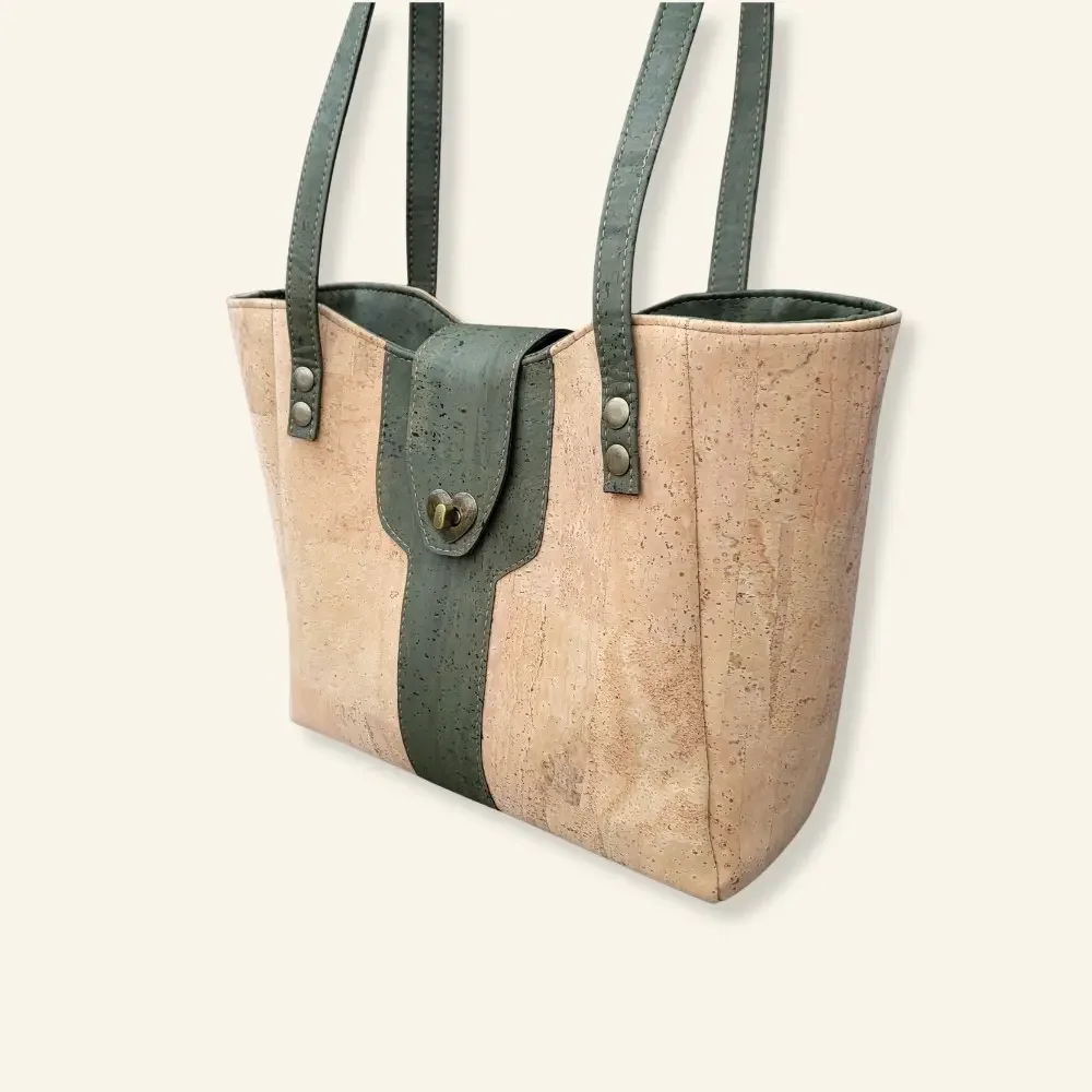 Schoudertas naturel kurk met groene accenten zijkant.webp