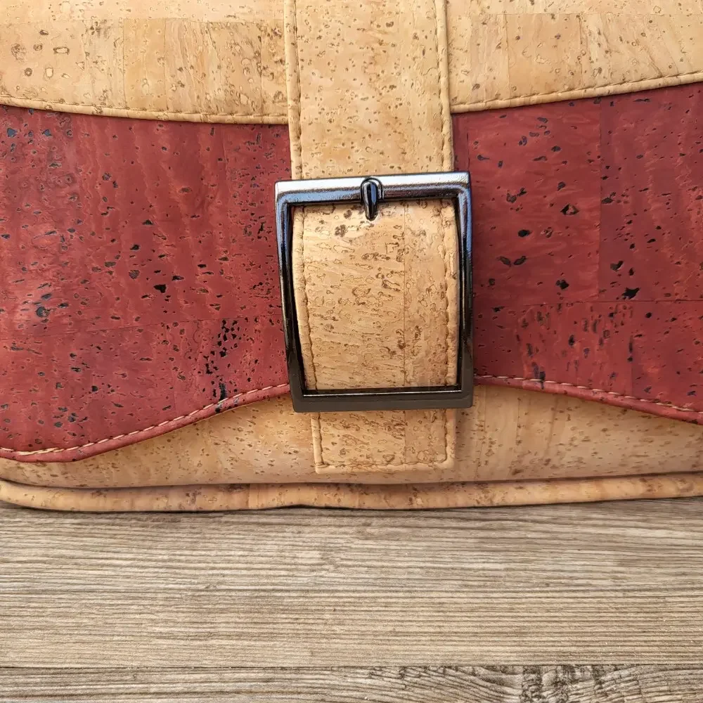 crossbody tas naturel met rood kurk detail gesp.webp