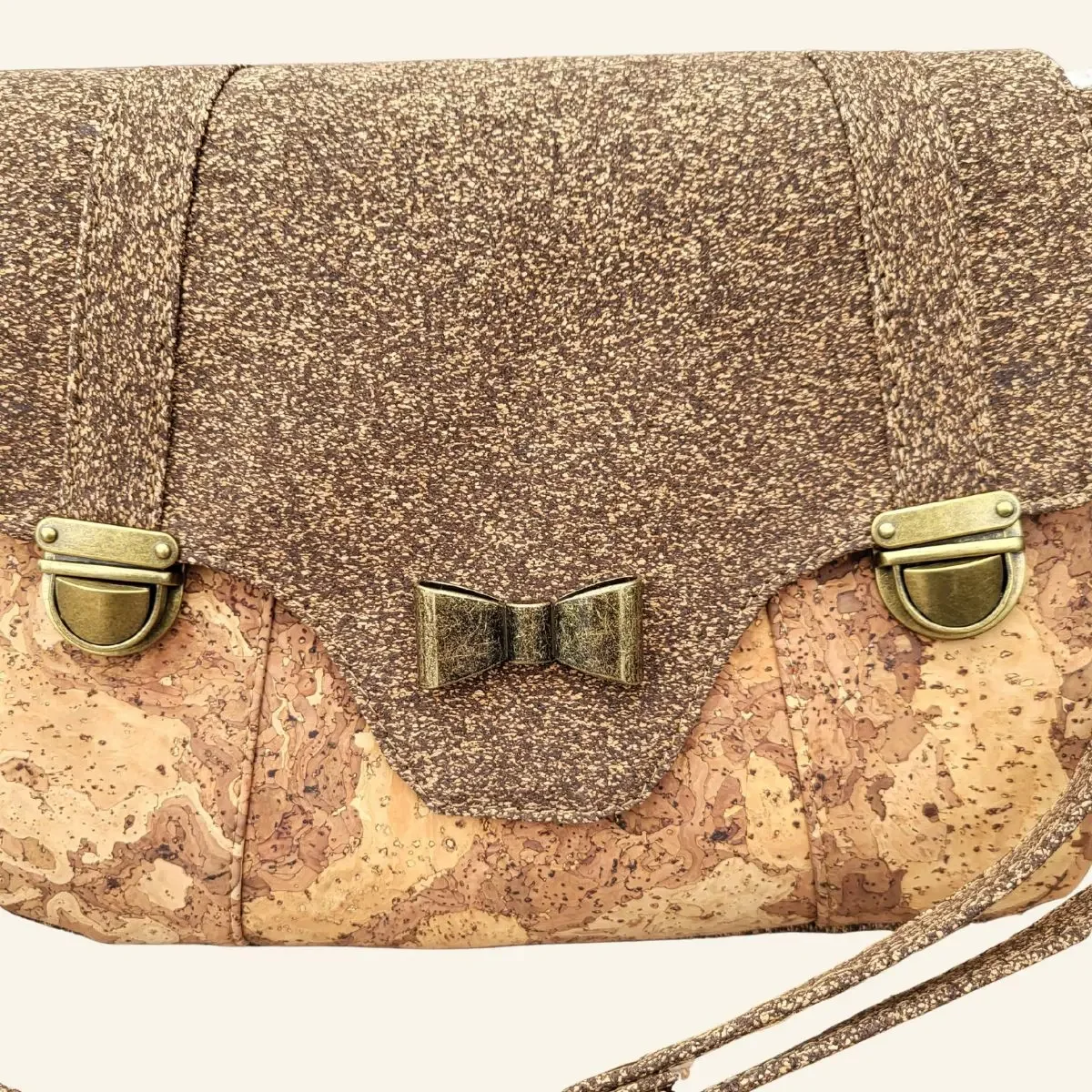 Stijlvolle Bruine Schoudertas van Duurzaam Kurk detail.webp