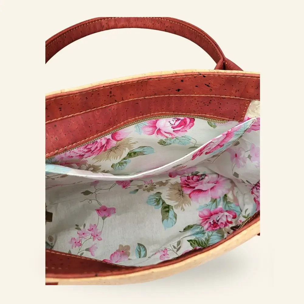 Handtas rood met naturel kurk binnenkant open vak.webp