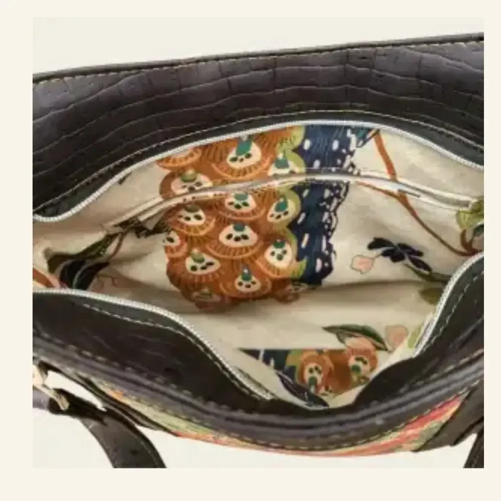 zwarte shopper met rode bloemen binnenkant.webp