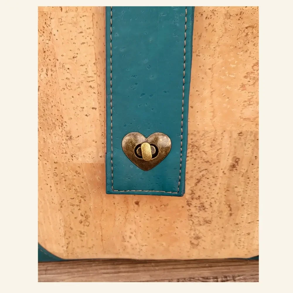 Schoudertas naturel met teal  detail klep.webp