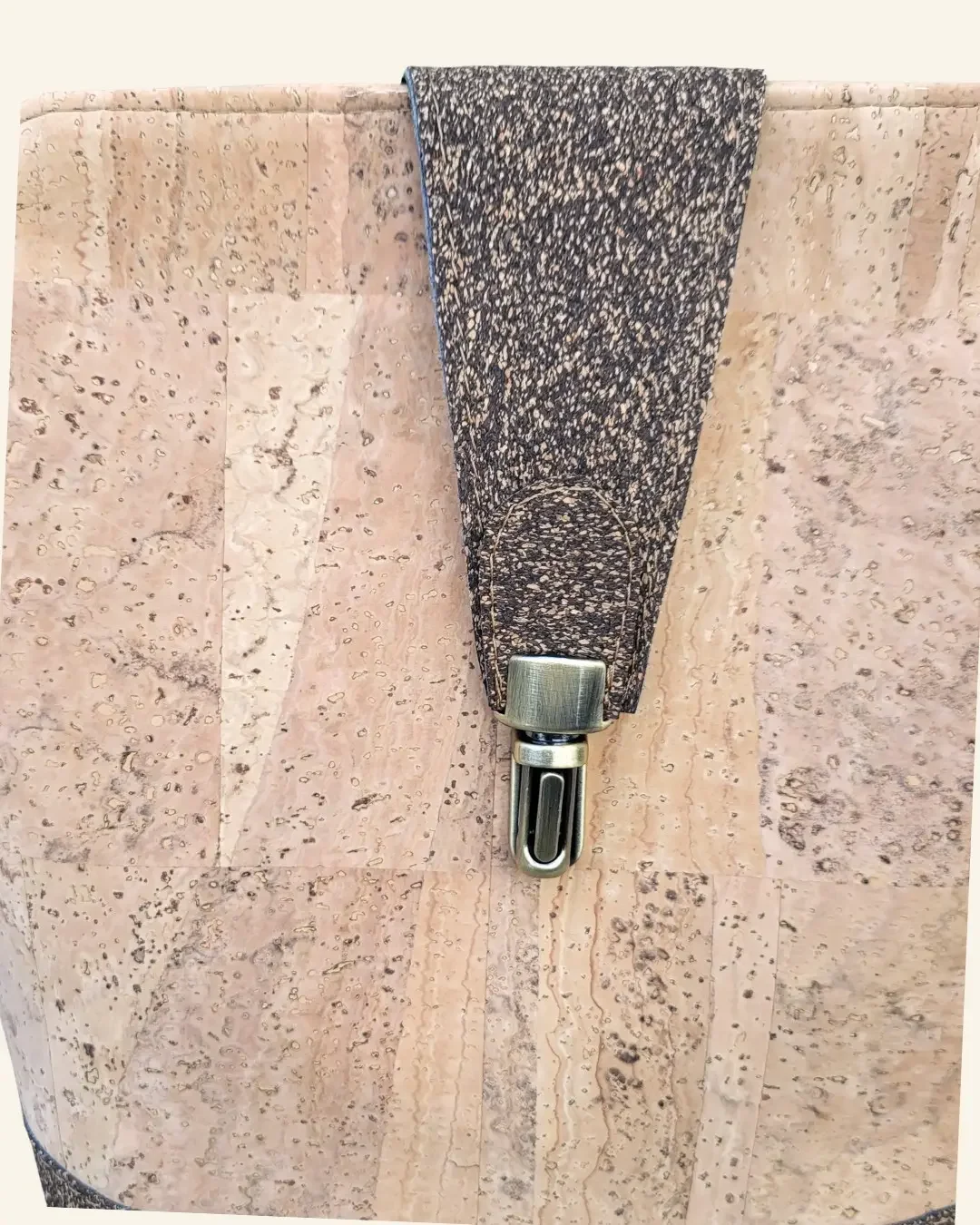 Crossbody tas naturel met bruin detail klep.webp