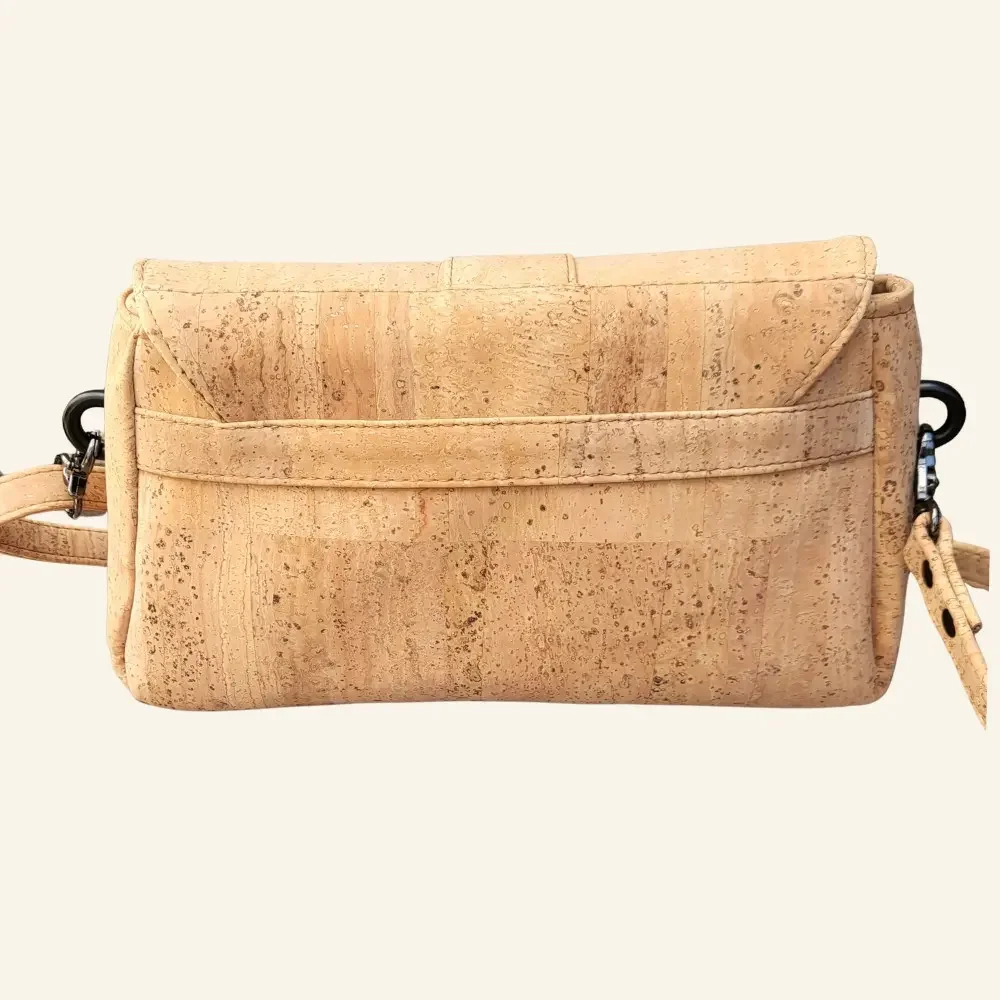 crossbody tas naturel met rood kurk achterkant.webp