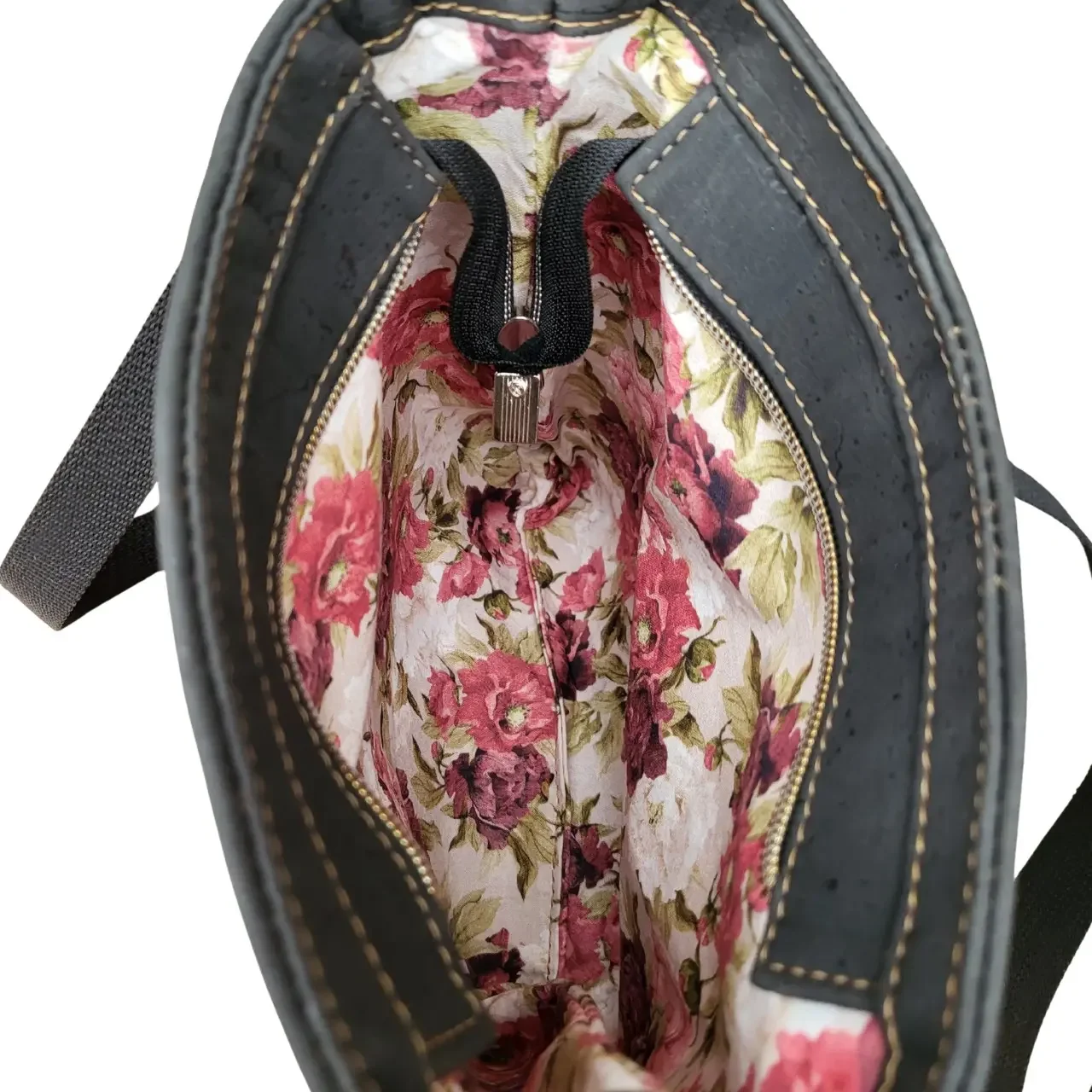 zwart kurk tasje met rode bloemen binnenkant.webp