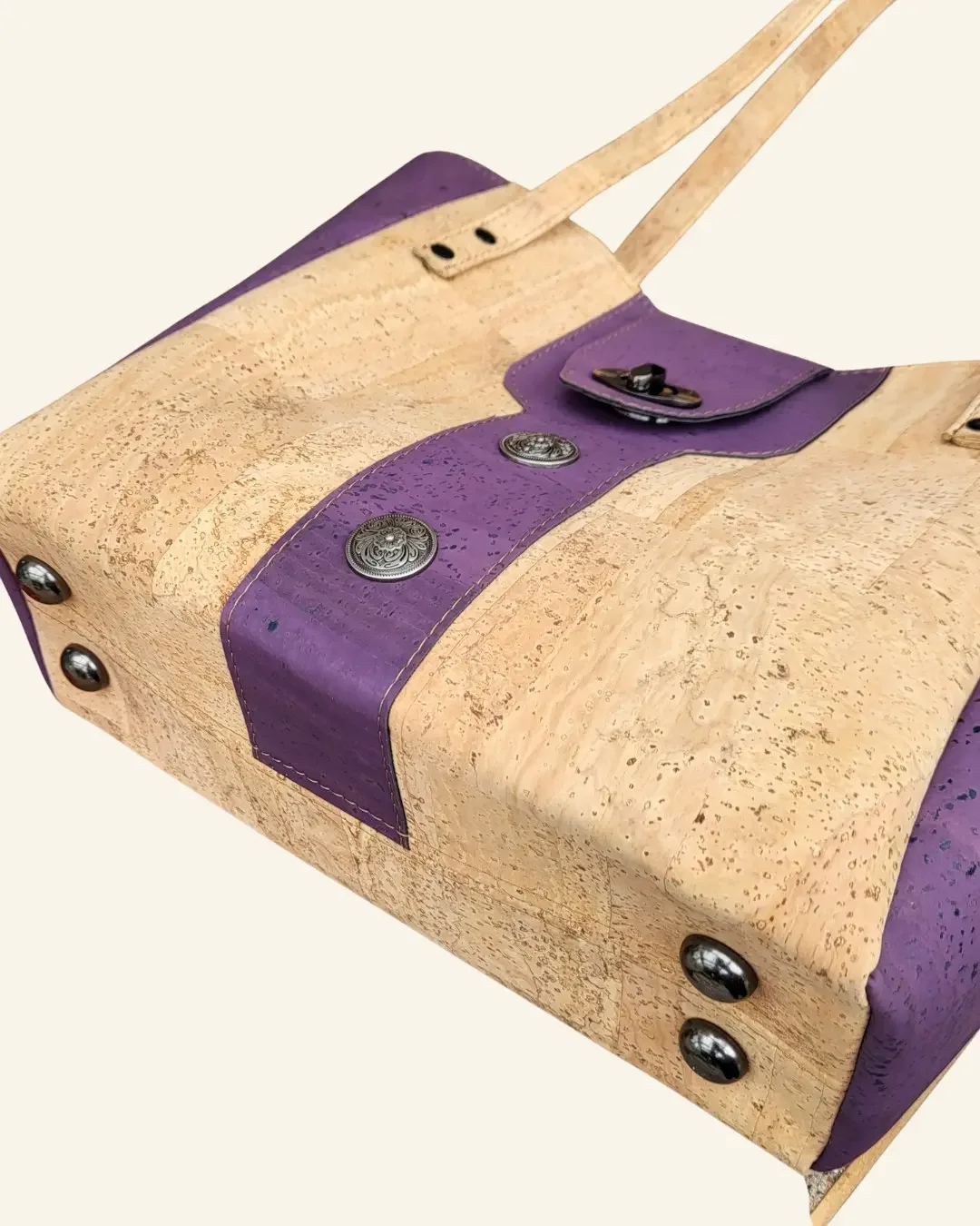Handgemaakte kurk schoudertas naturel met paars onderkant.webp