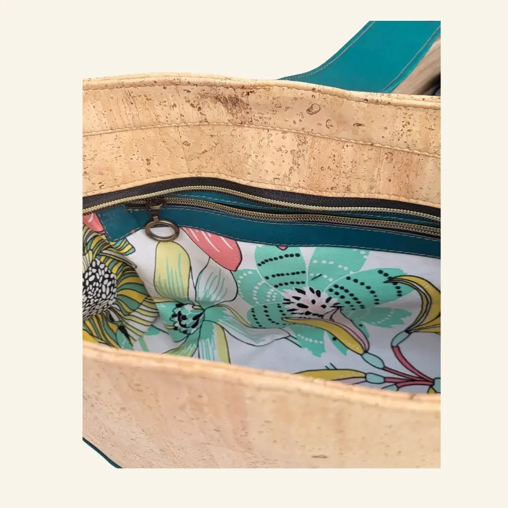 Schoudertas naturel met teal  binnenkant.webp