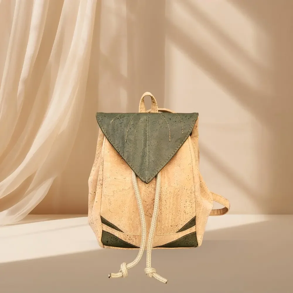 Rugtas naturel met groene accenten.webp