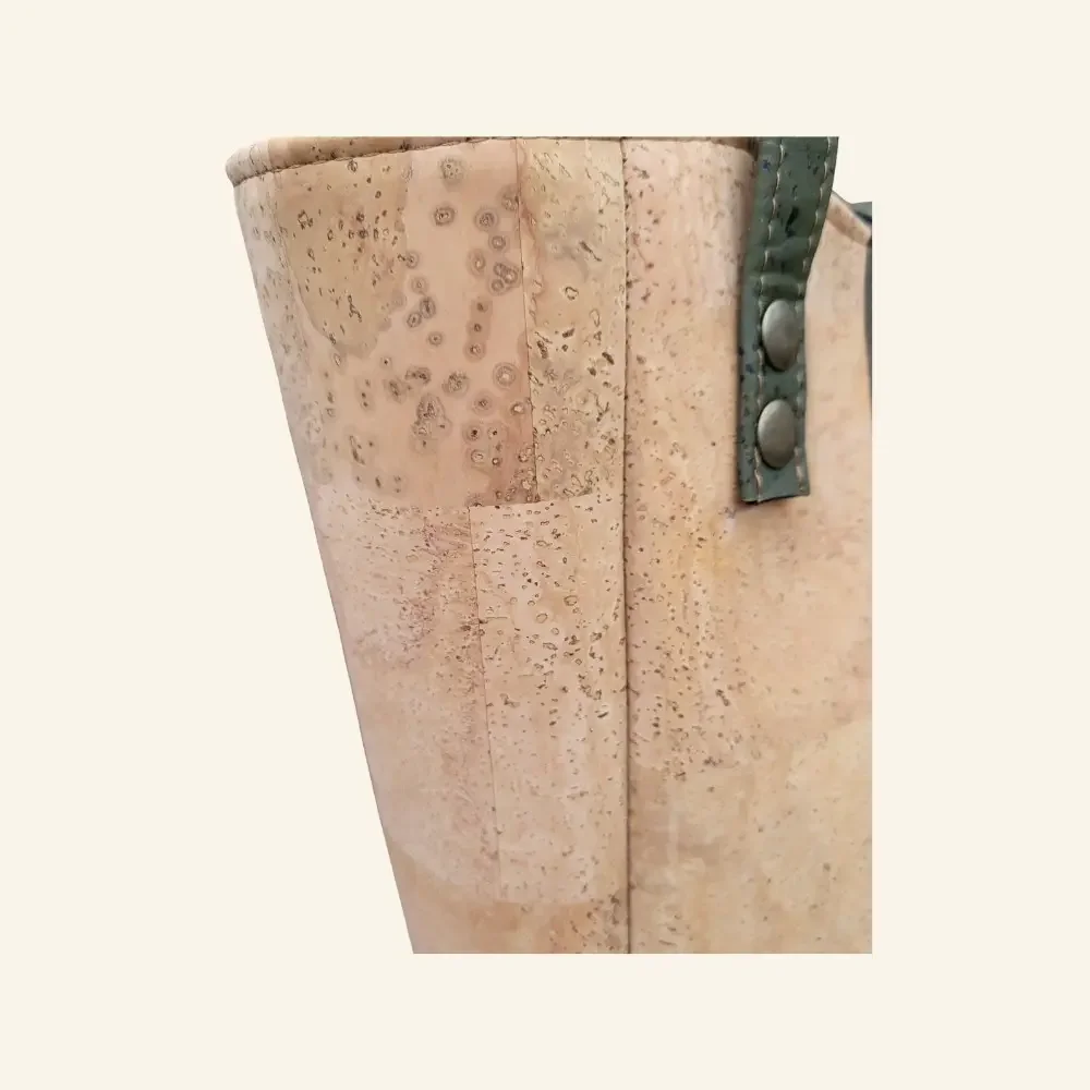 Schoudertas naturel kurk met groene accenten detail kurk.webp