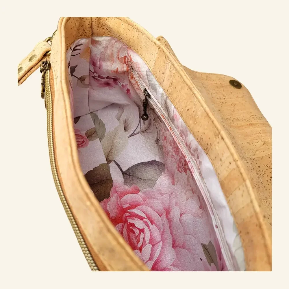 crossbody tas naturel met groen kurk binnenkant.webp