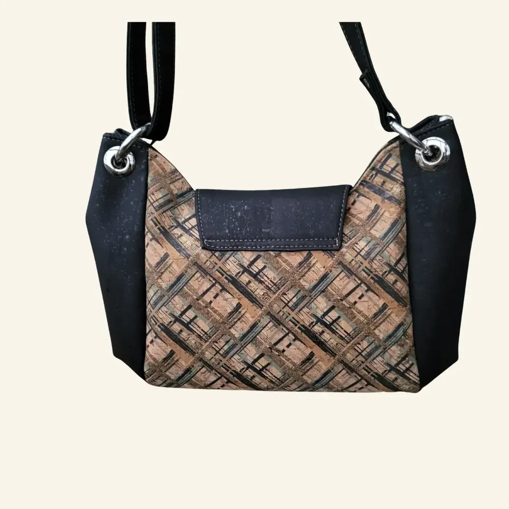 Handgemaakte schoudertas donkerblauw kurk met grote ringen achterkant.webp