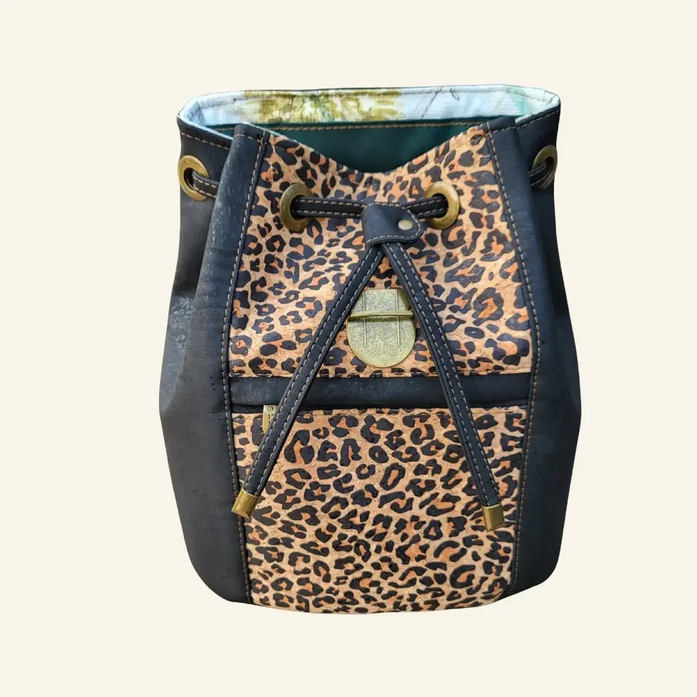 Handgemaakte rugtas panterprint sluiting.webp