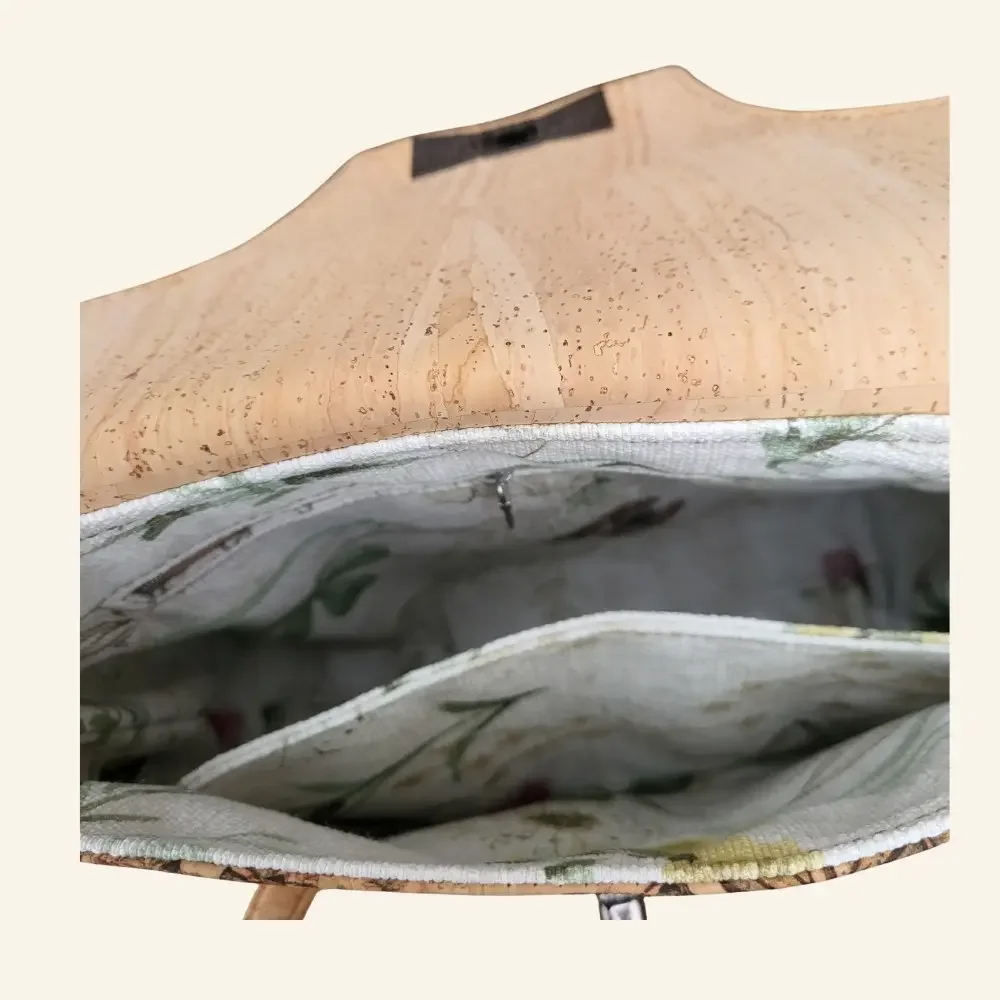 schoudertas kurk naturel met botanische bloemen binnenkant.webp