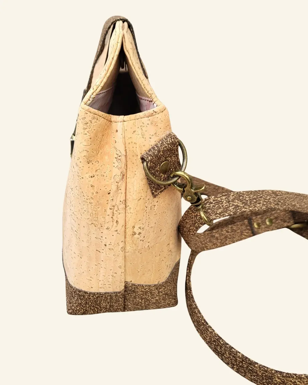 Crossbody tas naturel met bruin zijkant.webp