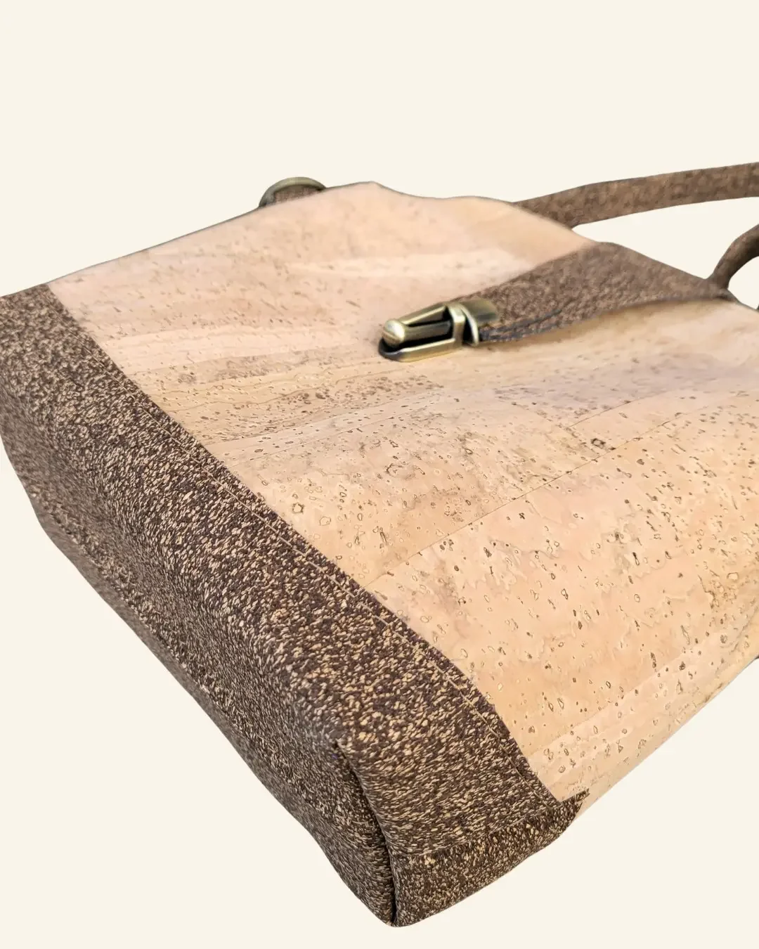 Crossbody tas naturel met bruin onderkant.webp