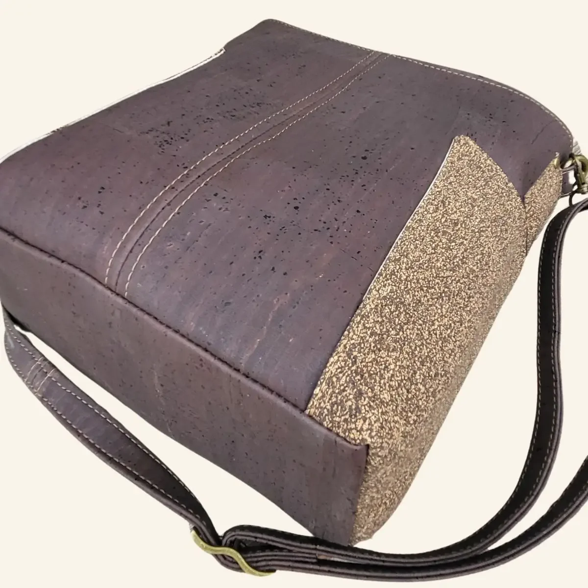 Bruine schoudertas van kurk duurzaam & vegan Foxxybags achterkant.webp