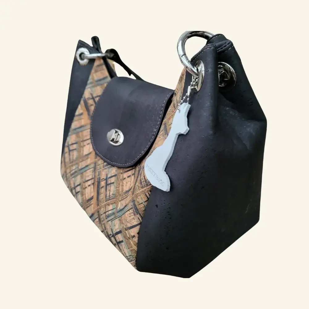 Handgemaakte schoudertas donkerblauw kurk met grote ringen zijkant.webp