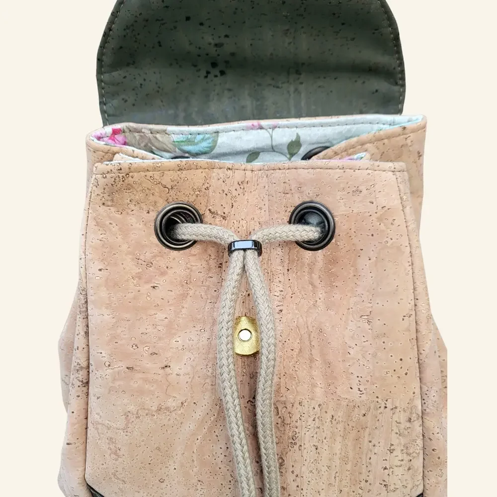 Rugtas naturel met groen bladmotief voorkant open.webp