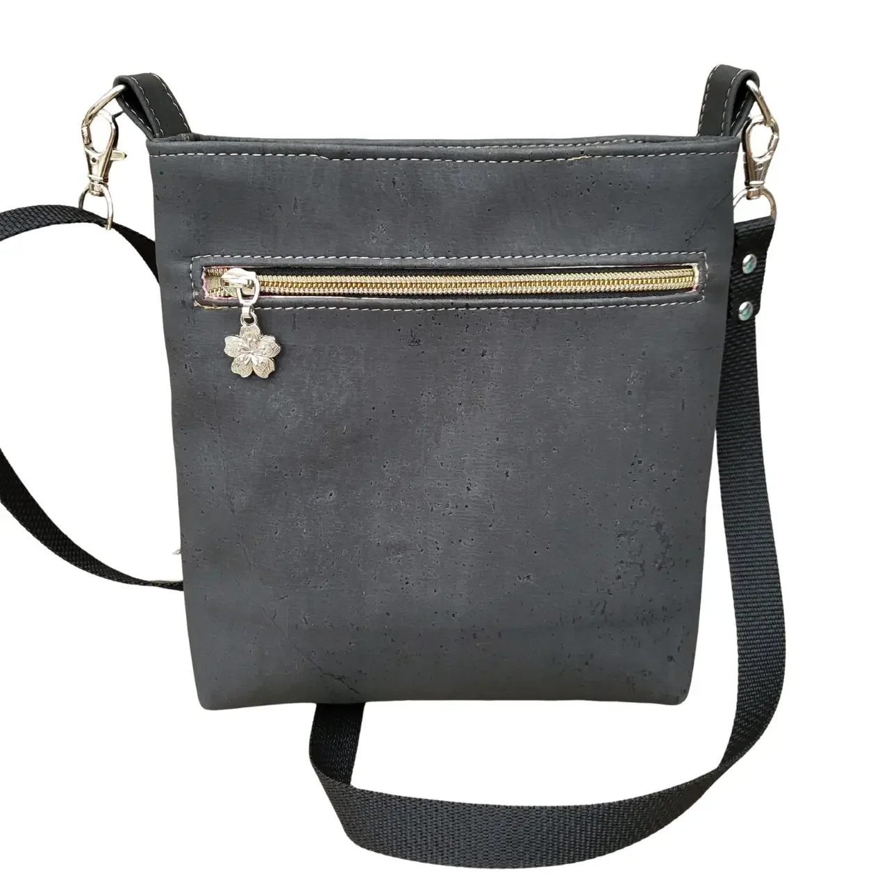 zwart kurk tasje met rode bloemen achterkant.webp