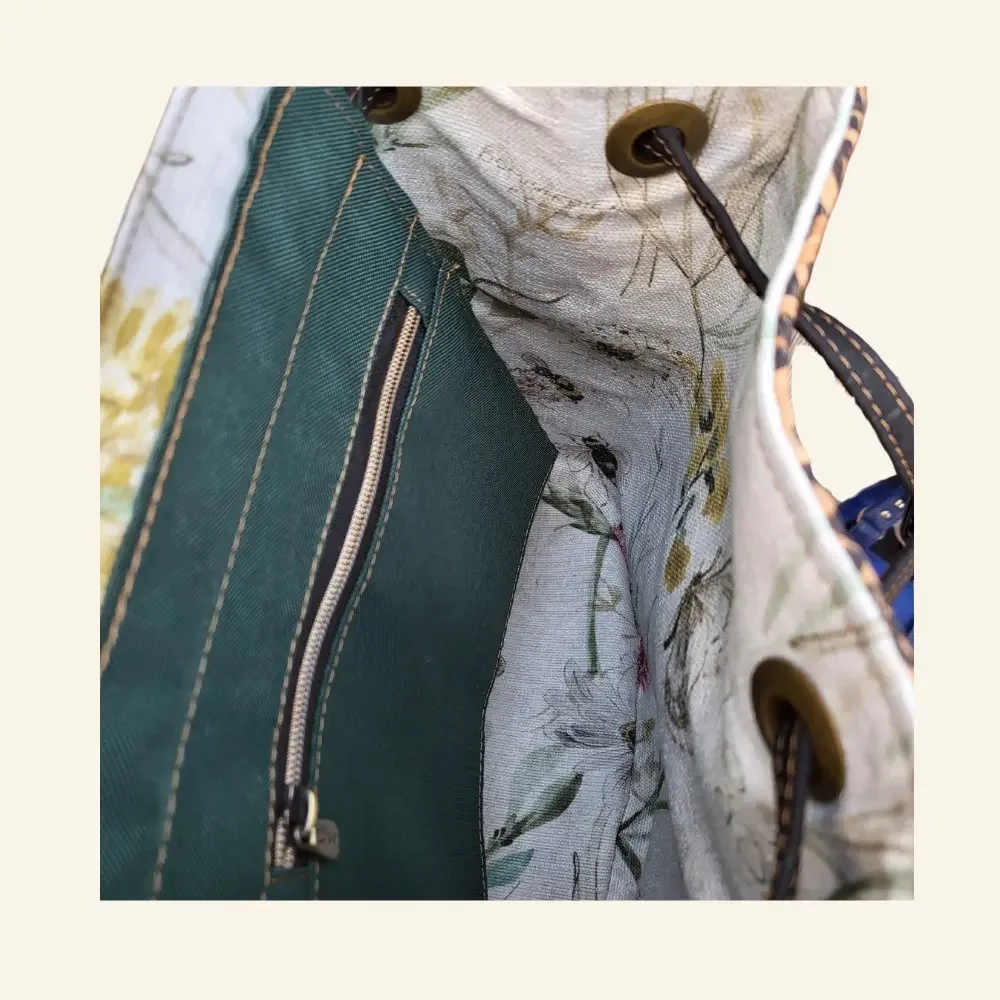 Handgemaakte rugtas panterprint  binnenkant.webp