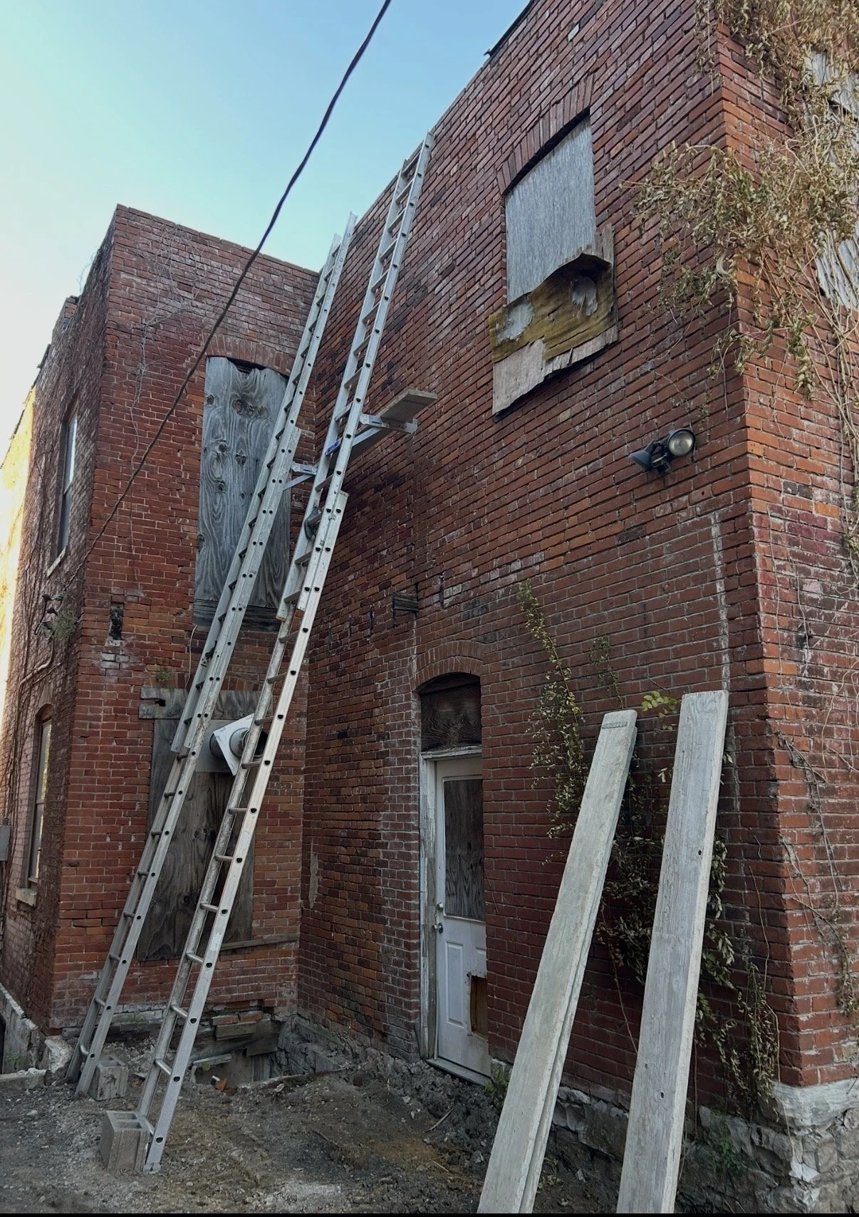 Before picture of a St. Louis brick house that needs to be tuckpointed.