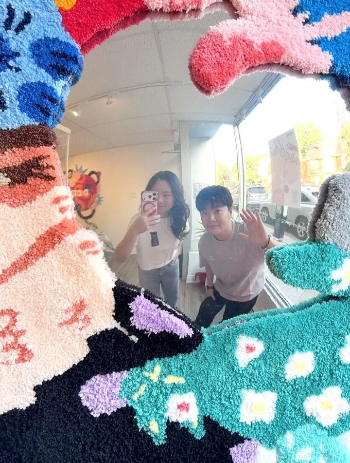 SURROUNDING BY CAAAAAATS🐈&zwj;⬛🐈&zwj;⬛

New rug mirror in studio just debut.
Come take a selfie with our new tufting work!

#tufting #fiberart #torontoart #diyworkshop #cat