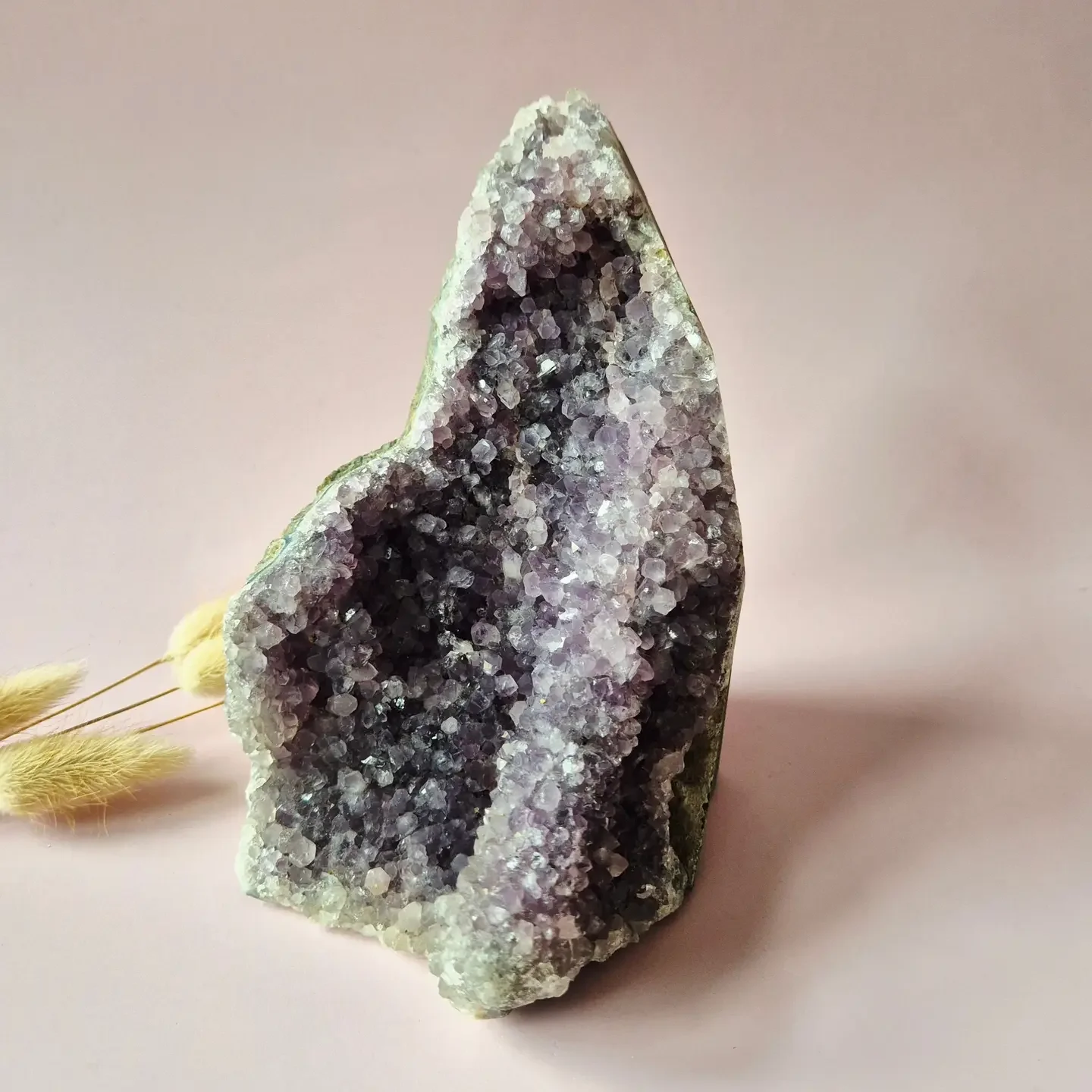 Amethyst Geode Gemstone 1250 grams – Spiritual Eye-Catcher with Powerful Energy (Cathedral)