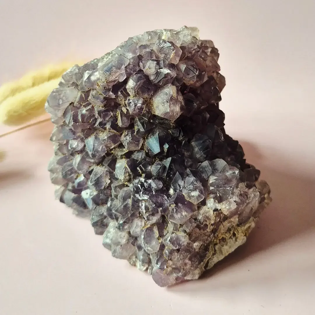 Gemstone Amethyst Geode of 600 grams – Spiritual Eye-Catcher with Powerful Energy