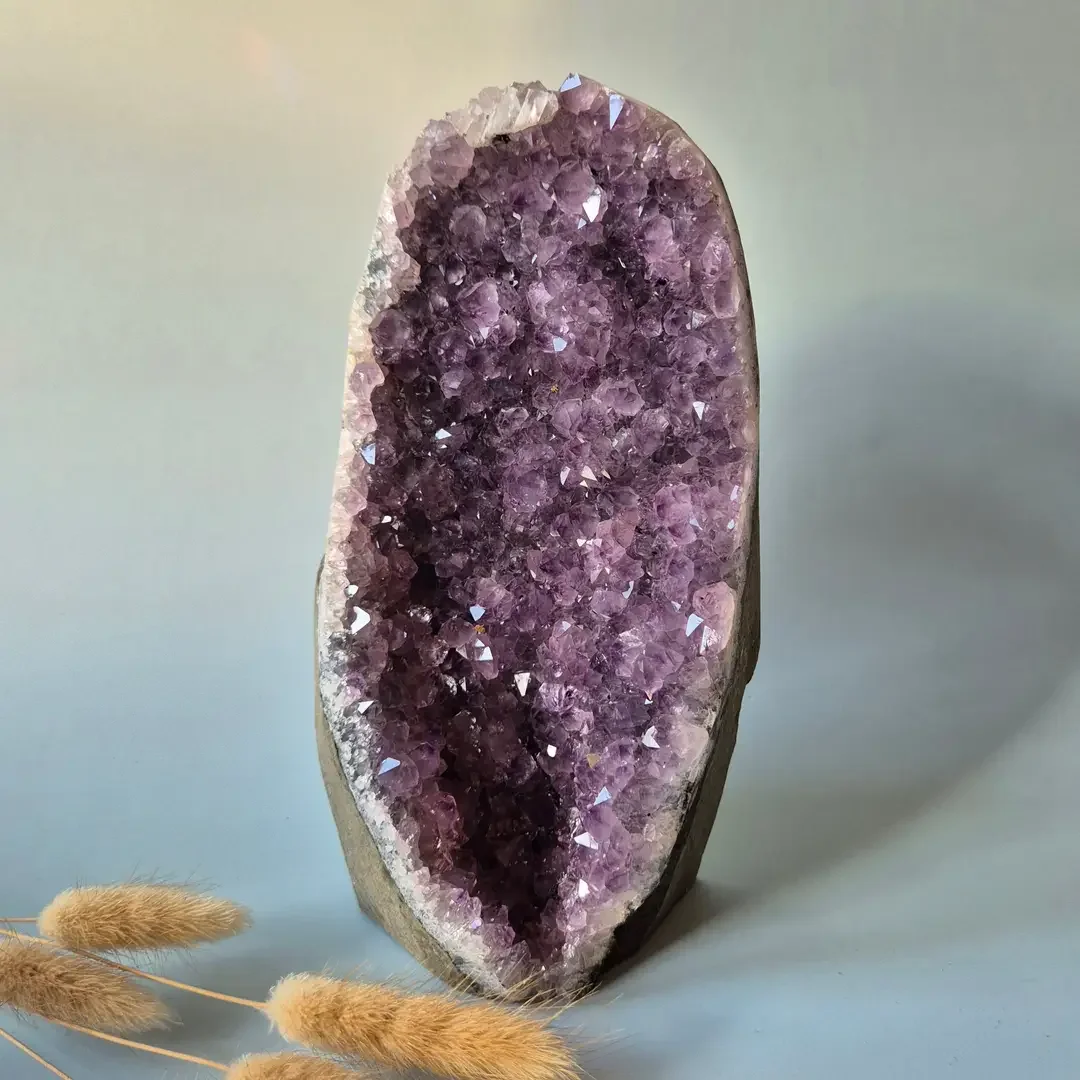 Gemstone Polished Amethyst Geode of 1475 grams – Spiritual Eye-catcher with Powerful Energy