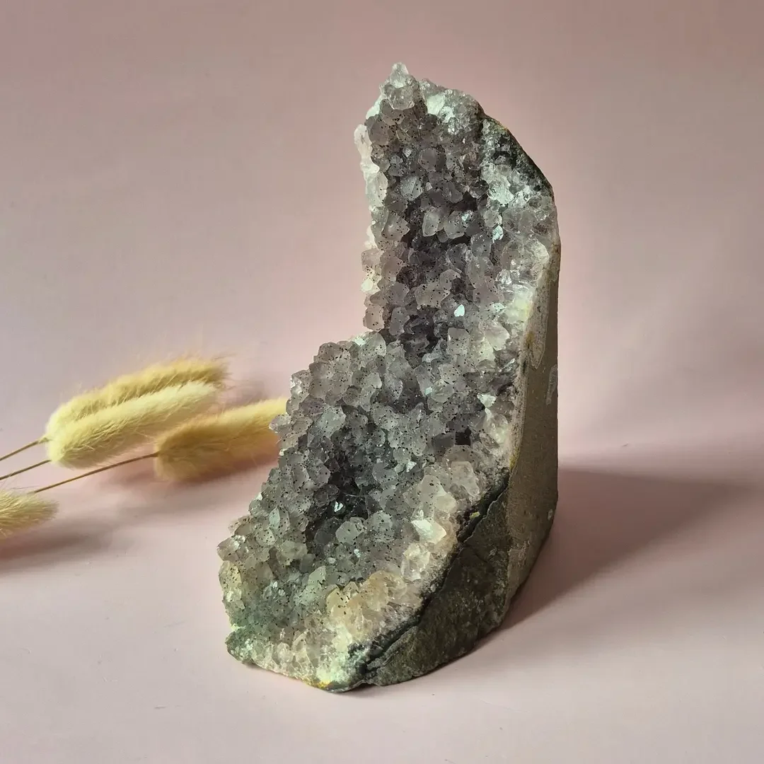 Amethyst Geode Gemstone of 747 grams – Spiritual eye-catcher with powerful energy cathedral