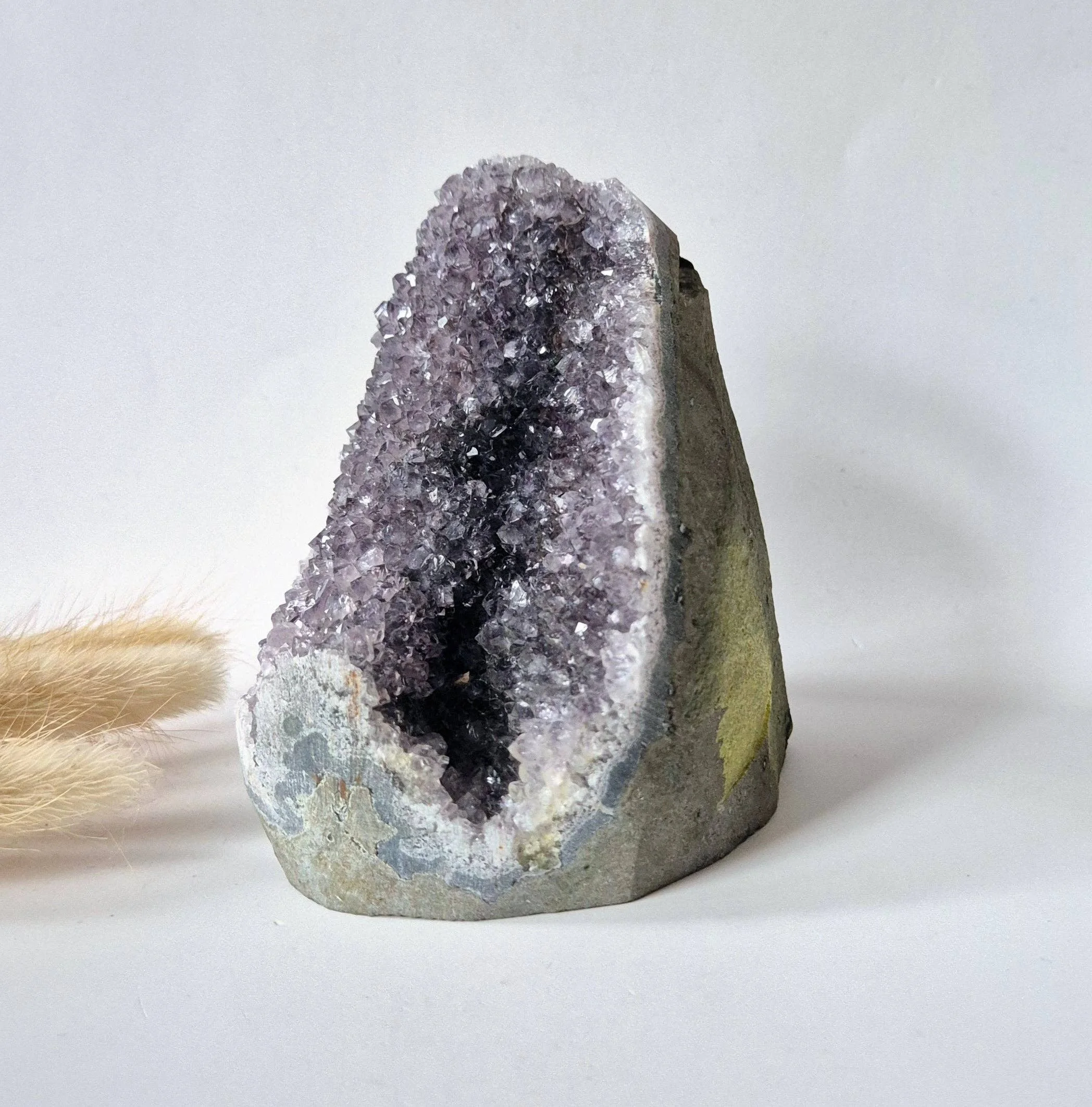 Gemstone Polished Amethyst Geode of 688 grams - Spiritual Eye-catcher with Powerful Energy