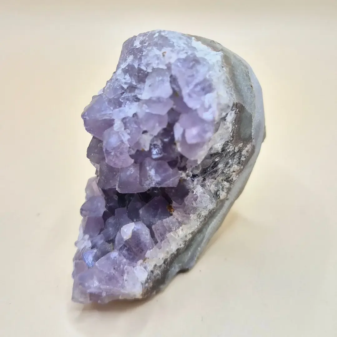 Gemstone Polished Amethyst Geode of 120 grams – Spiritual Eye-catcher with Powerful Energy