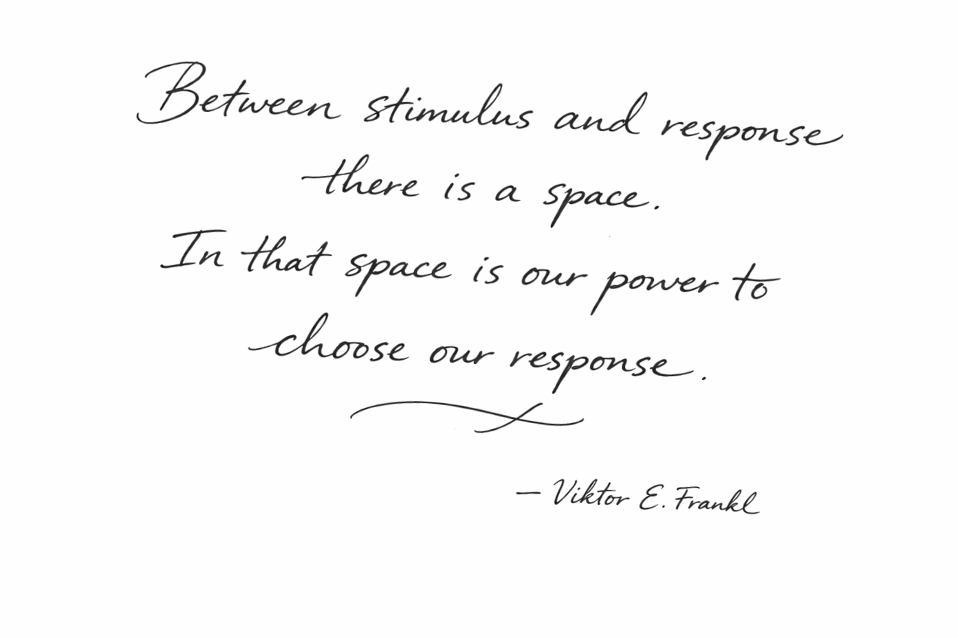 Een citaat geschreven in sierlijke scriptletter, met de tekst: "Between stimulus and response there is a space. In that space is our power to choose our response." - Viktor E. Frankl.