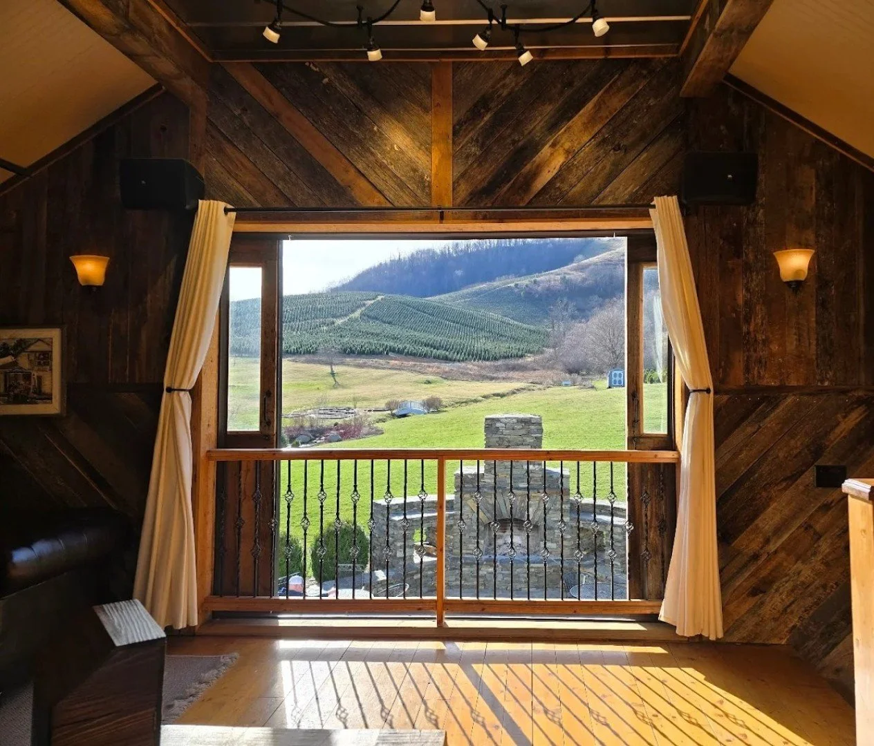 Old Barn Winery, Group meeting space with scenic mountain views
