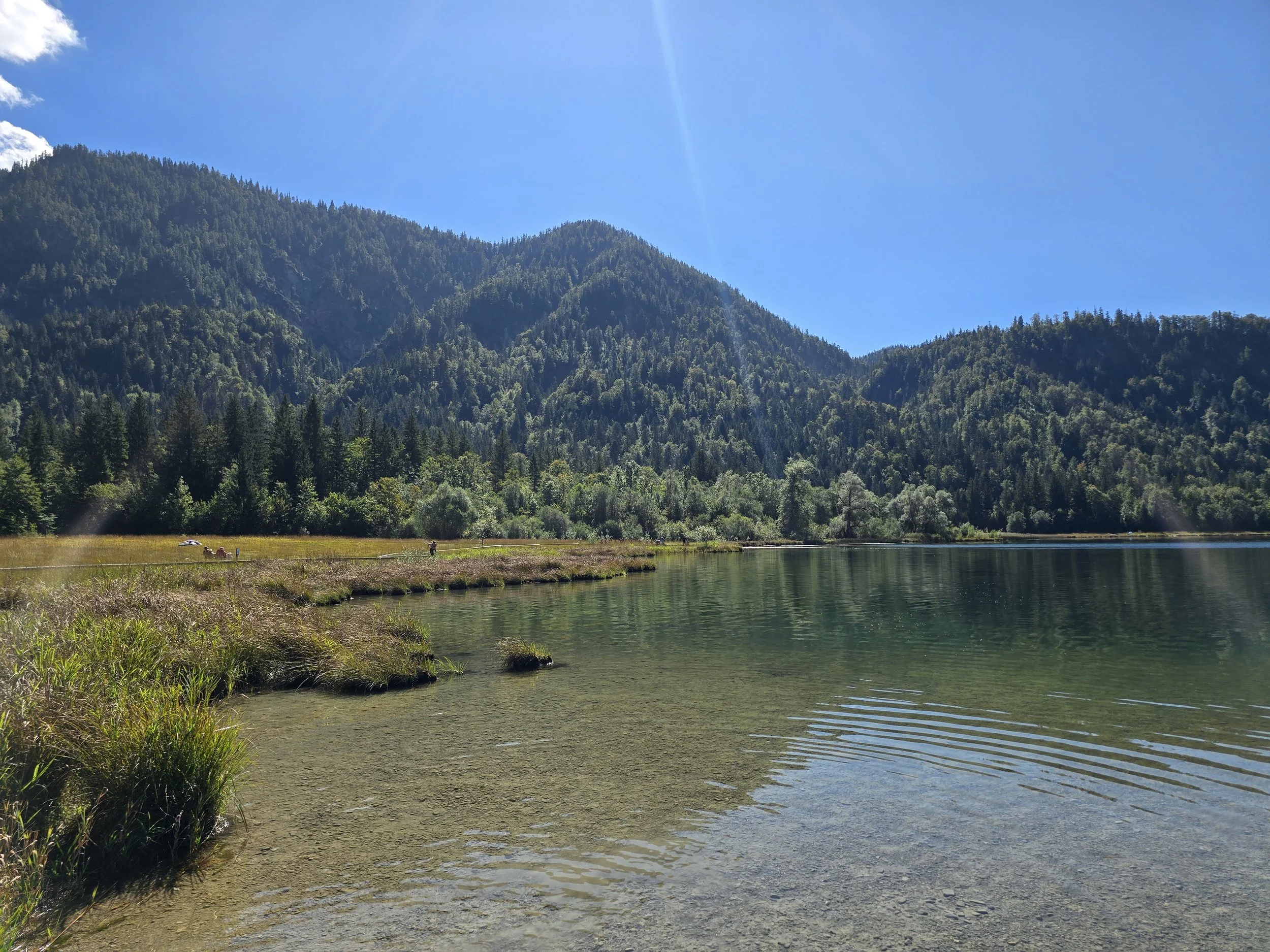 Bergsee und Moorlandschaft bei einer herbstlichen Wanderung