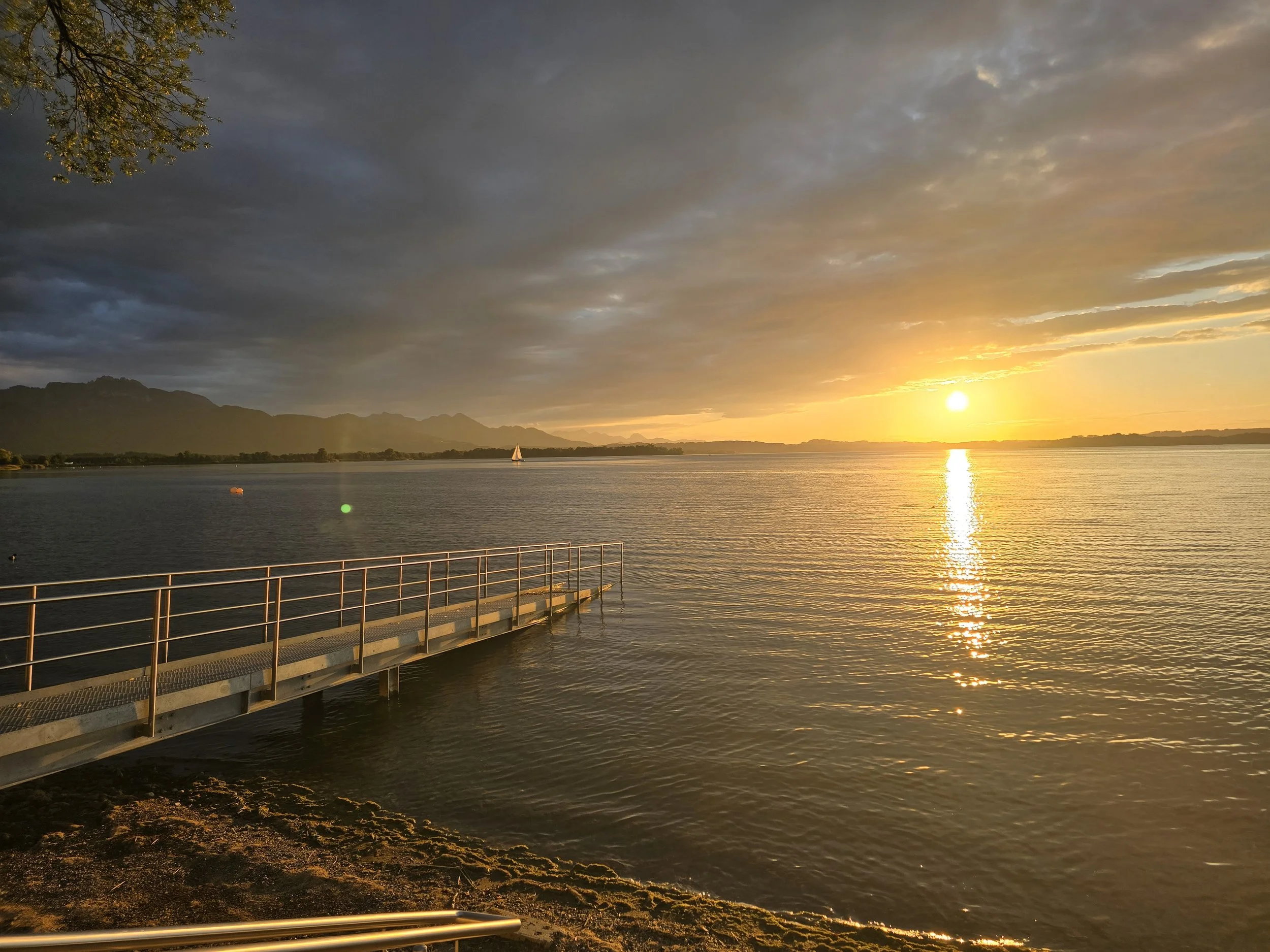 Sonnenuntergang über dem Chiemsee mit Blick auf die Berge