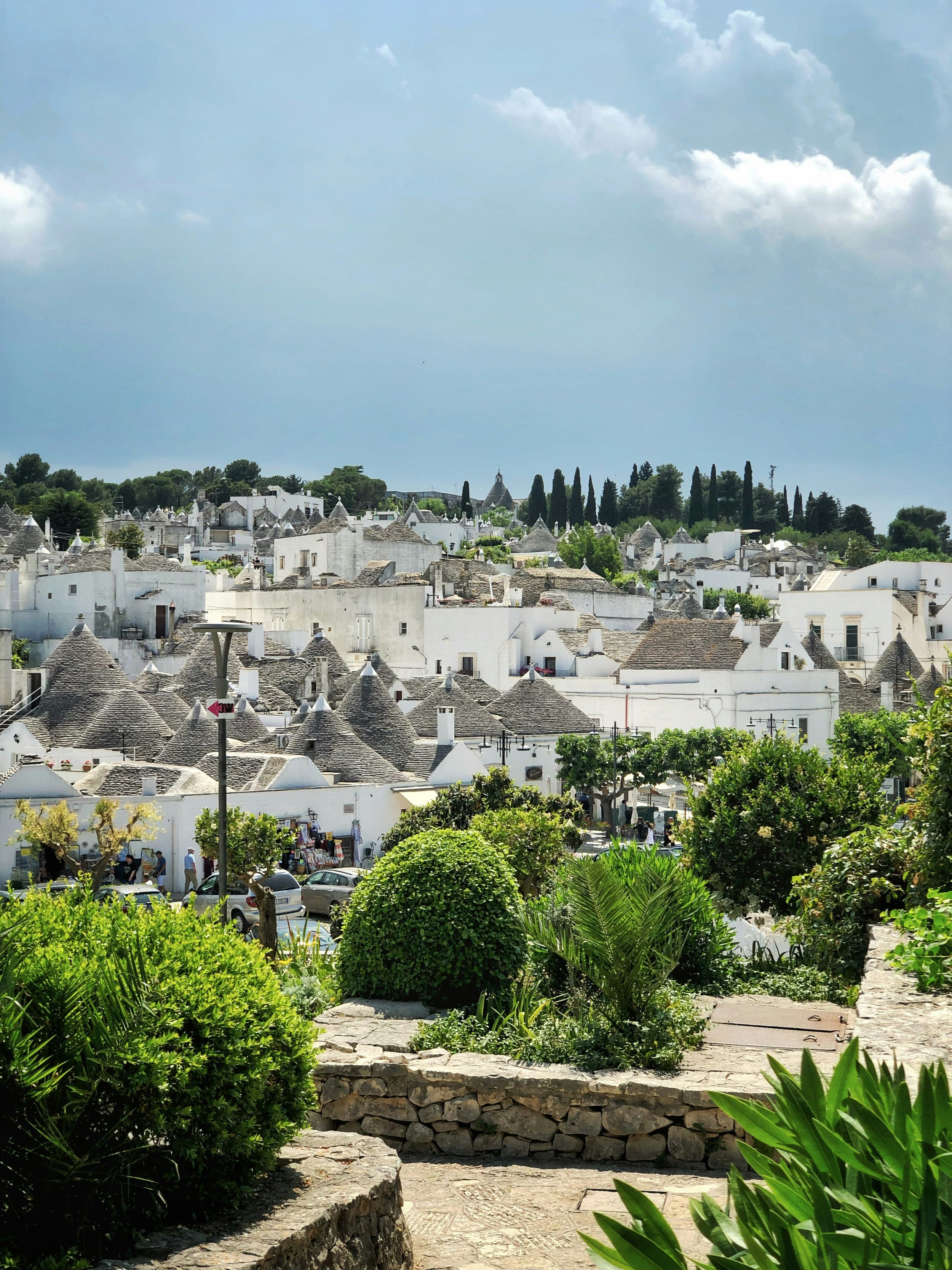 Weiße Trulli-Häuser im Valle d’Itria in Apulien als Zwischenstation auf der Camperroute Richtung Salento.