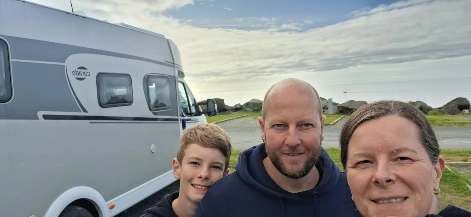 Meli, Markus und ihr Sohn Luis vor ihrem Wohnmobil während ihrer Reise durch Skandinavien.