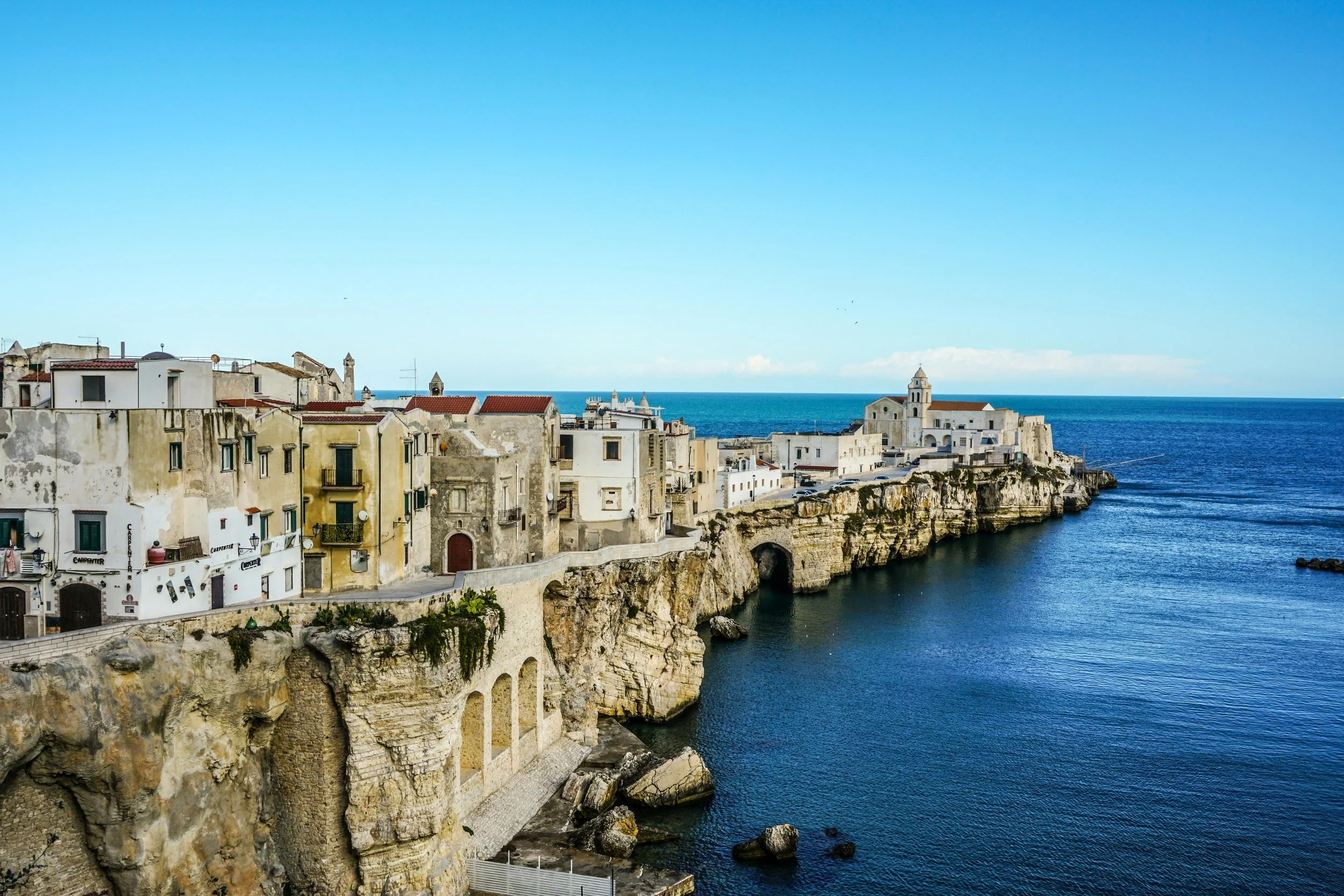 Vieste am Gargano mit Altstadt auf einer Felsklippe und Blick auf die Adria als Zwischenstation auf der Camperroute nach Salento.