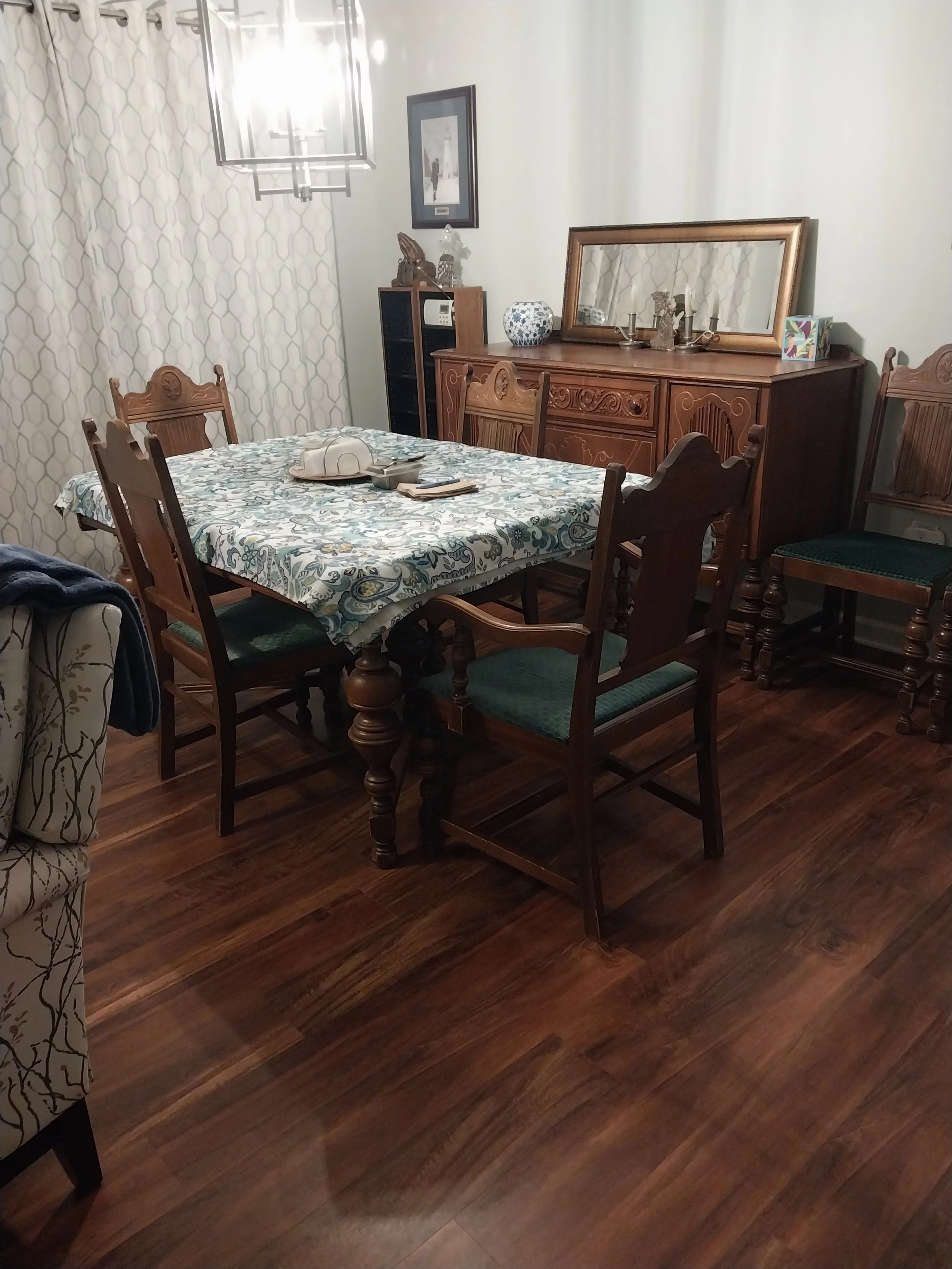 Dinner room space with wooden vinyl