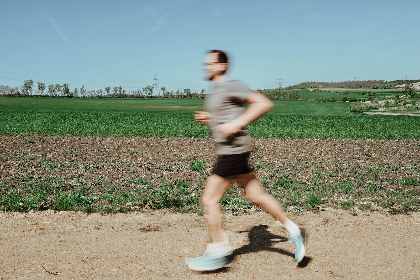 Lukas Wesselich beim Laufen in der Natur – Sport als Quelle von Klarheit und Energie