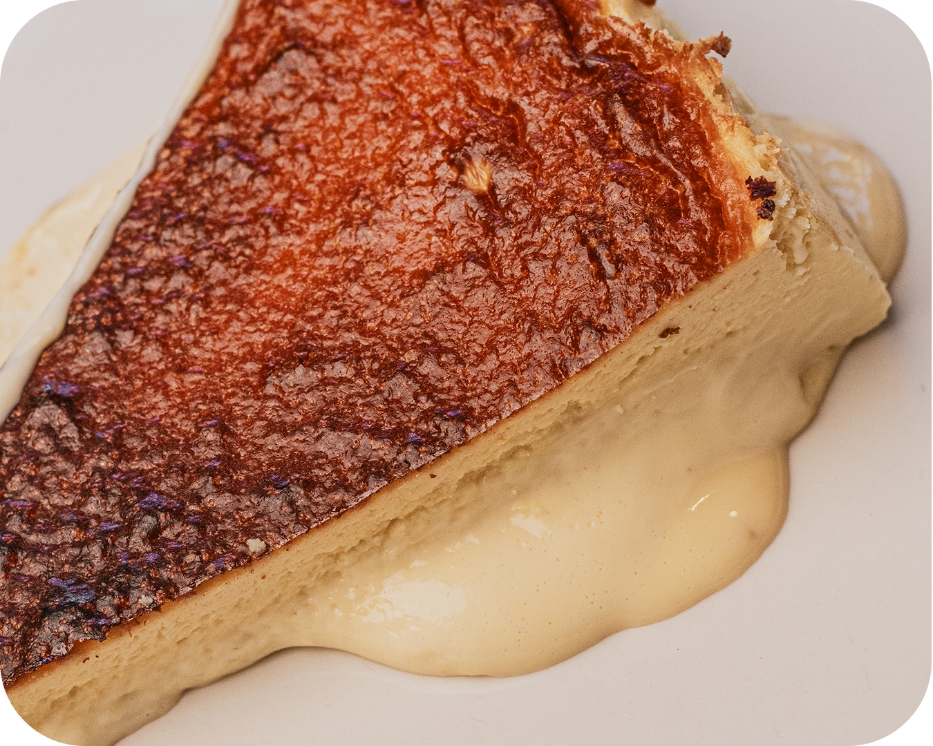 Pastel de queso con costra dorada y cremosa salsa de vainilla
